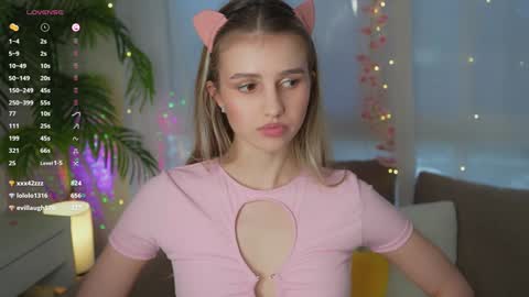 Snapshot of fluffy_angel chatting on 12-25-24, 11:43 Adeline online show from 12-25-24, 11:43