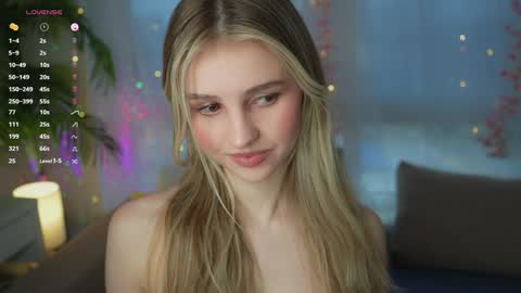 Snapshot of fluffy_angel chatting on 01-27-25, 08:29 Adeline online show from 01-27-25, 08:29