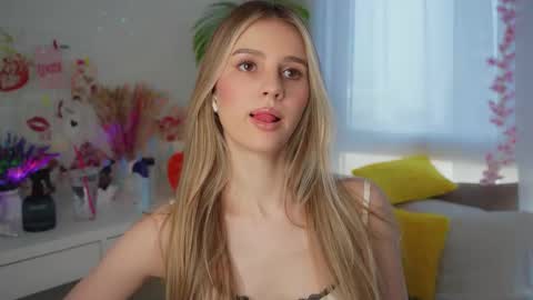 Snapshot of fluffy_angel chatting on 03-12-25, 08:41 Adeline online show from 03-12-25, 08:41