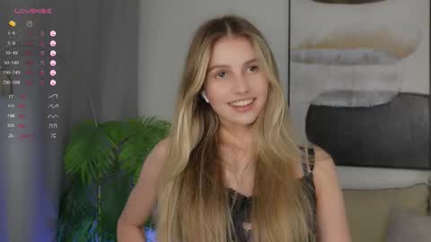 Snapshot of fluffy_angel chatting on 09-21-25, 03:46 Adeline online show from 09-21-25, 03:46