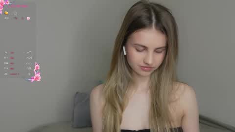 Snapshot of fluffy_angel chatting on 01-11-26, 09:25 Adeline online show from 01-11-26, 09:25