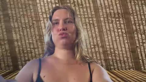 Snapshot of fluffy_bunnyxxx chatting on 04-25-26, 06:27 fluffy_bunnyxxx online show from 04-25-26, 06:27