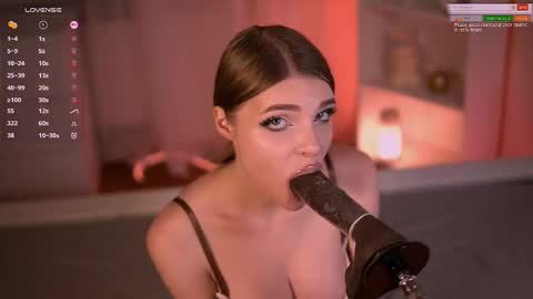 Snapshot of fluffyellie chatting on 10-28-25, 04:20 ask me online show from 10-28-25, 04:20