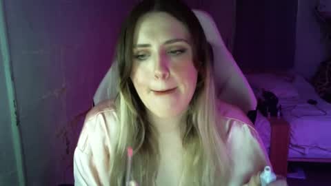 Snapshot of fluxsux chatting on 10-06-25, 01:08 Flux online show from 10-06-25, 01:08