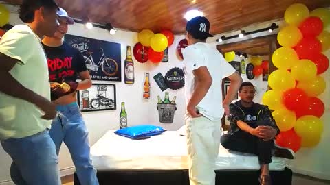 Snapshot of flyckers chatting on 01-20-25, 06:43 flyckers online show from 01-20-25, 06:43