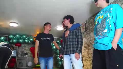 Snapshot of flyckers chatting on 02-19-25, 07:05 flyckers online show from 02-19-25, 07:05