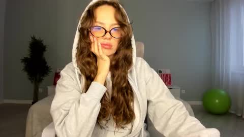 Kira online show from 09-15-25, 12:32