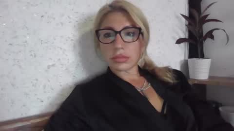 fox_red_lady7 online show from 09-18-25, 02:30