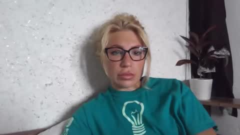 fox_red_lady7 online show from 09-29-25, 08:30