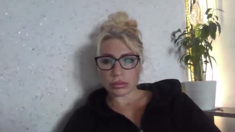 fox_red_lady7 online show from 10-20-25, 10:05