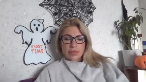 fox_red_lady7 online show from 10-30-25, 07:10