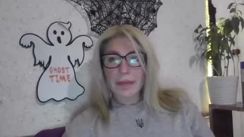 fox_red_lady7 online show from 10-30-25, 08:31