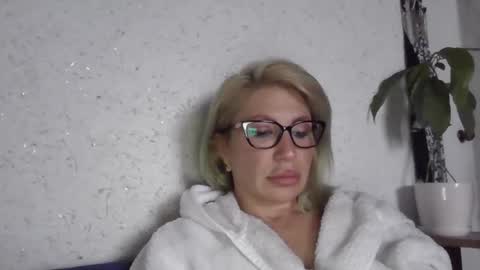 fox_red_lady7 online show from 04-30-26, 03:40