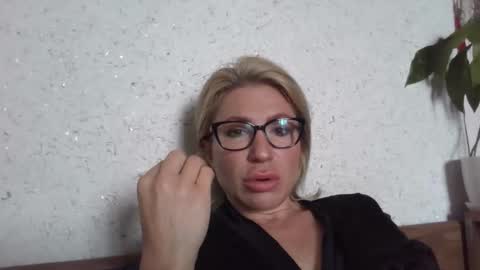 fox_red_lady7 online show from 05-16-26, 06:43