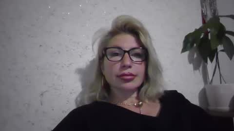 fox_red_lady7 online show from 05-17-26, 07:21