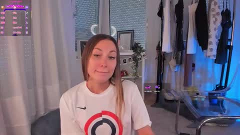 Snapshot of foxe_sailey chatting on 09-23-25, 07:33 Fox love you online show from 09-23-25, 07:33