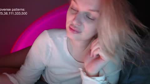 i am your baby Alien  online show from 11-25-25, 02:39