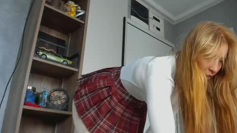 Snapshot of foxie_kiss chatting on 05-24-26, 08:30 Hello world Feel free to follow online show from 05-24-26, 08:30