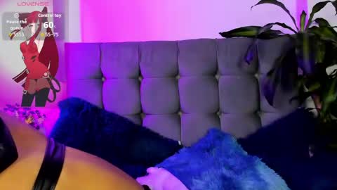 Snapshot of foxxy_angel chatting on 05-12-26, 08:55 Santi online show from 05-12-26, 08:55
