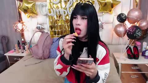 Snapshot of foxxy_dolce chatting on 10-10-25, 12:04 Foxxy online show from 10-10-25, 12:04