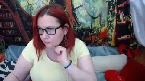 Snapshot of foxydesiree chatting on 05-21-26, 07:43 foxydesiree online show from 05-21-26, 07:43