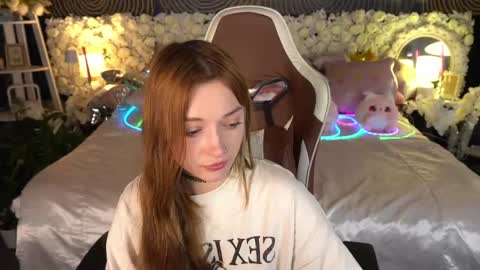 Snapshot of foxymayy chatting on 05-19-26, 02:01 Maya online show from 05-19-26, 02:01