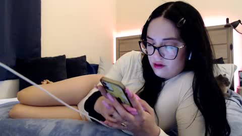 Snapshot of fragilemasochist chatting on 12-16-24, 04:16 Angel online show from 12-16-24, 04:16