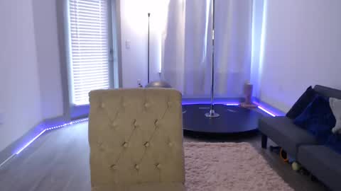 Snapshot of fragilemasochist chatting on 02-25-25, 04:31 Angel online show from 02-25-25, 04:31