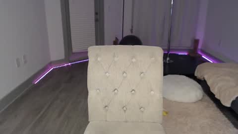 Snapshot of fragilemasochist chatting on 03-11-25, 01:37 Angel online show from 03-11-25, 01:37