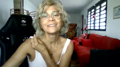 Snapshot of francelune chatting on 12-28-24, 12:56 francelune online show from 12-28-24, 12:56