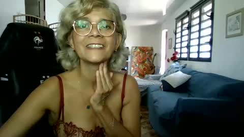 Snapshot of francelune chatting on 01-07-25, 10:11 francelune online show from 01-07-25, 10:11