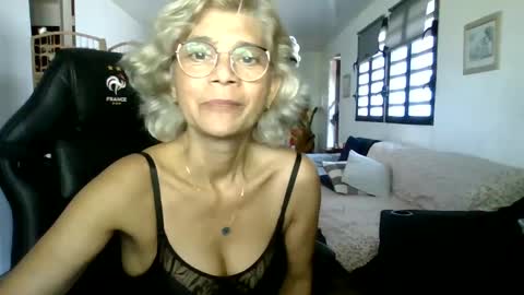 Snapshot of francelune chatting on 01-12-25, 12:01 francelune online show from 01-12-25, 12:01