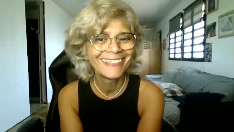 Snapshot of francelune chatting on 01-19-25, 05:05 francelune online show from 01-19-25, 05:05