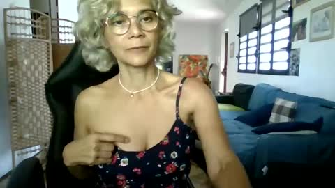 Snapshot of francelune chatting on 01-22-25, 11:01 francelune online show from 01-22-25, 11:01