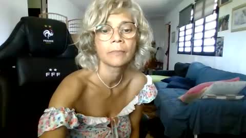 Snapshot of francelune chatting on 01-26-25, 07:21 francelune online show from 01-26-25, 07:21