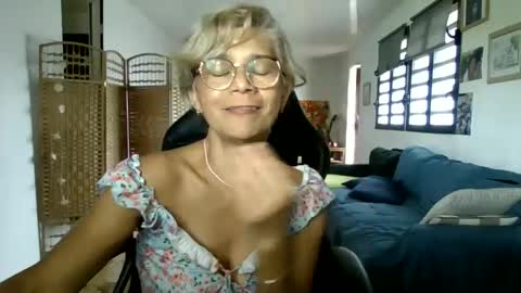Snapshot of francelune chatting on 01-26-25, 10:45 francelune online show from 01-26-25, 10:45