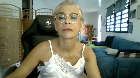 Snapshot of francelune chatting on 01-28-25, 01:49 francelune online show from 01-28-25, 01:49