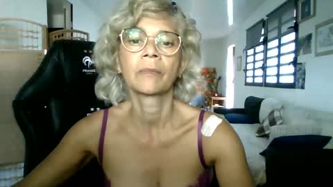 Snapshot of francelune chatting on 02-01-25, 01:41 francelune online show from 02-01-25, 01:41