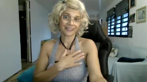 Snapshot of francelune chatting on 02-11-25, 02:35 francelune online show from 02-11-25, 02:35