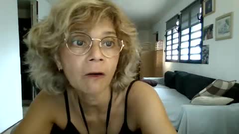 Snapshot of francelune chatting on 02-21-25, 01:55 francelune online show from 02-21-25, 01:55