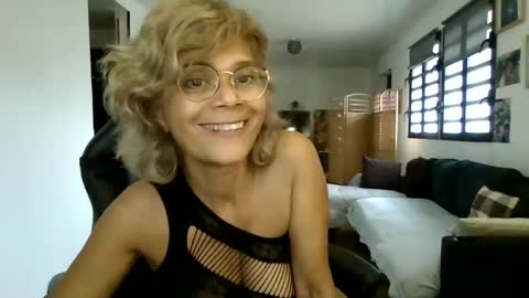 Snapshot of francelune chatting on 02-22-25, 01:02 francelune online show from 02-22-25, 01:02