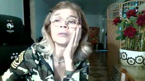Snapshot of francelune chatting on 09-11-25, 01:11 francelune online show from 09-11-25, 01:11