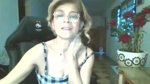 Snapshot of francelune chatting on 09-16-25, 01:23 francelune online show from 09-16-25, 01:23
