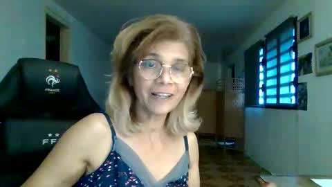 Snapshot of francelune chatting on 09-22-25, 01:02 francelune online show from 09-22-25, 01:02