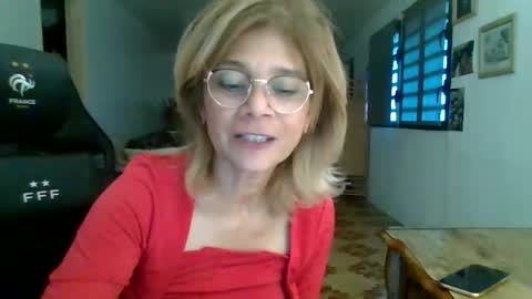 Snapshot of francelune chatting on 10-10-25, 01:21 francelune online show from 10-10-25, 01:21