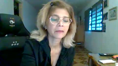 Snapshot of francelune chatting on 10-13-25, 01:22 francelune online show from 10-13-25, 01:22