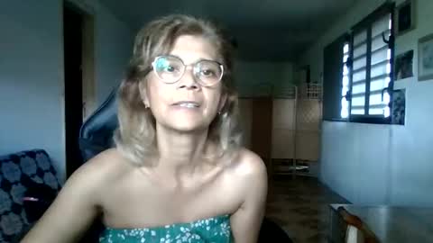 Snapshot of francelune chatting on 10-23-25, 10:47 francelune online show from 10-23-25, 10:47