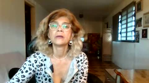 Snapshot of francelune chatting on 11-12-25, 01:00 francelune online show from 11-12-25, 01:00