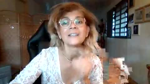Snapshot of francelune chatting on 12-14-25, 01:05 francelune online show from 12-14-25, 01:05