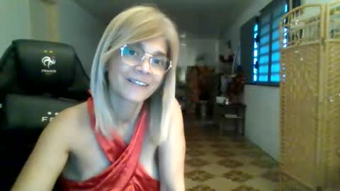 Snapshot of francelune chatting on 12-18-25, 01:50 francelune online show from 12-18-25, 01:50